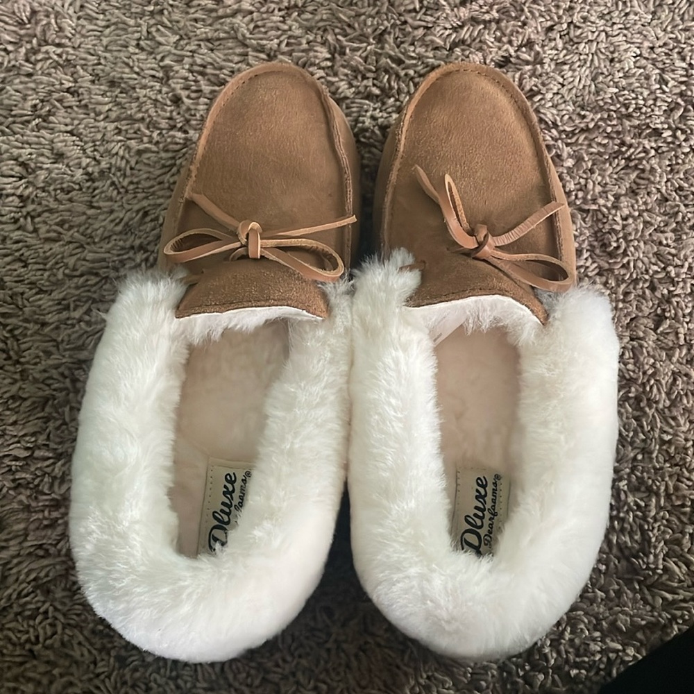 DLuxe by Dearfoams Slippers - Size 8
Used once